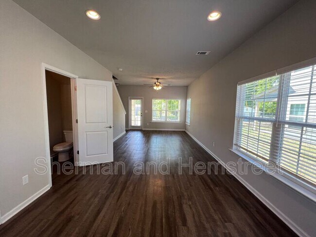 Foto del edificio - 620 Dobhill Ln