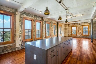 Building Photo - 219 N Alamo St