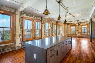 Building Photo - 219 N Alamo St