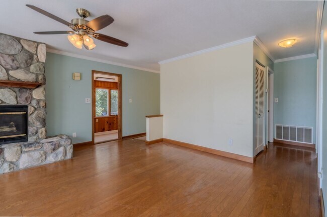 Foto del edificio - Lakefront Dream Home – 3BD | 2BA