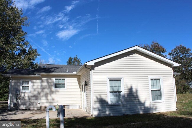 Building Photo - 190 Henry Cowgill Rd