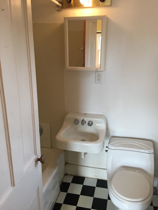 Building Photo - Studio - 661 W Orange Unit 3