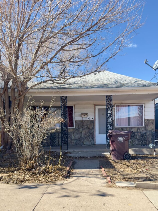 Primary Photo - 3 bedroom 2 Bath with sun room