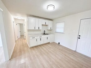 Building Photo - 815 Dana Pl