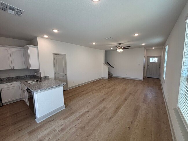 Foto del edificio - Modern 3-Bedroom Duplex with Upgrades in M...