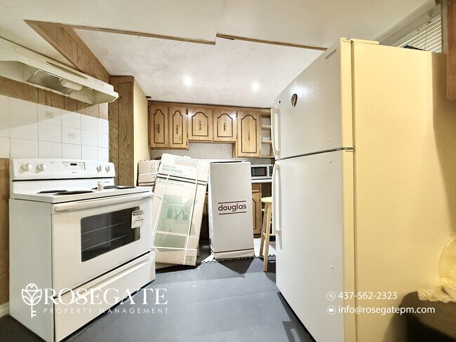 Photo du bâtiment - Spacious 3-Floor Semi-Detached Home with Huge Backyard & 3 Parking Spaces – Scarborough