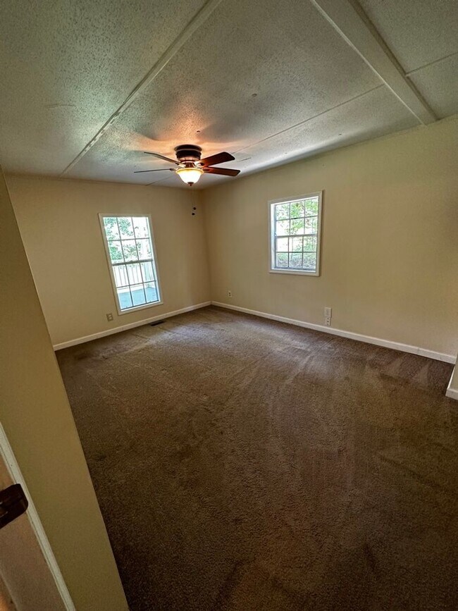 Building Photo - 4 Bedrooms, 2 Bathrooms - Home in Cartersv...