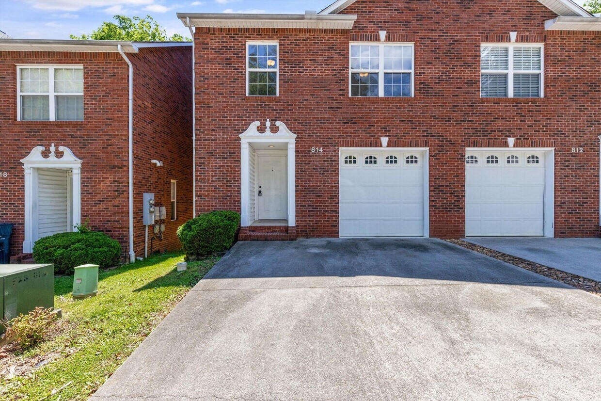 Foto principal - Knoxville 37912 - 3 bedroom, 2.5 bath all ...