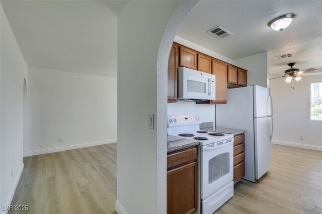 Foto del edificio - 1860 N Decatur Blvd