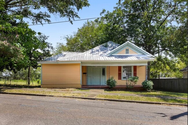 Building Photo - Newly renovated 4 bedroom, 2 bathroom home.