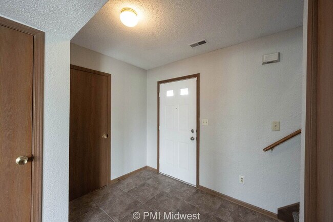 Foto del edificio - "Charming 3-Bedroom Haven with 2.5 Baths in Indianapolis – Your Perfect Retreat on Liverpool Way!"
