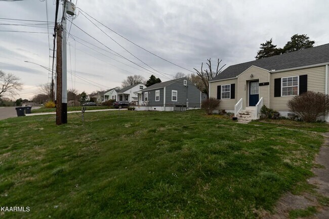 Foto del edificio - Updated North Knoxville Gem | Massive Fenced Yard & Prime Location!