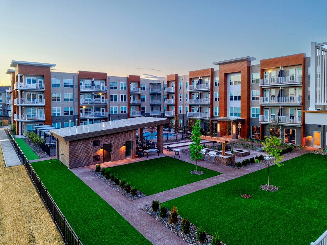 Patio central - Chagrin Riverwalk Phase III