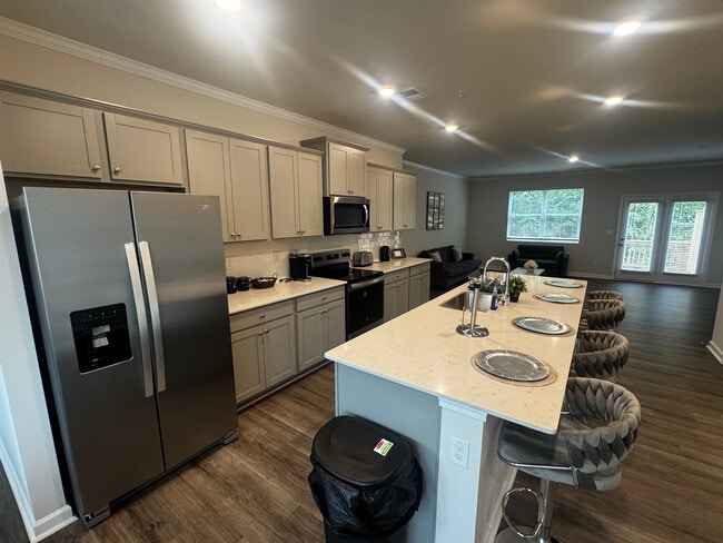 Foto del edificio - Room in Townhome on Chestnut Trce