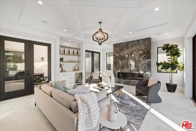 Building Photo - 4351 Vanalden Ave