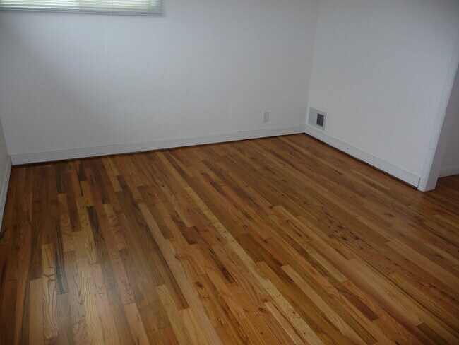 Foto del edificio - Hardwood floor