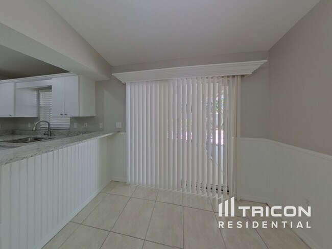 Foto del edificio - 4614 Breezy Pines Blvd