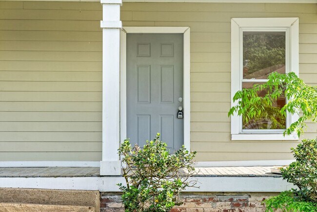 Foto del edificio - Home For Rent Near Historic Downtown Clarksville!