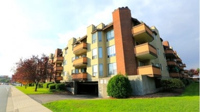 Building Photo - Lakeside Court