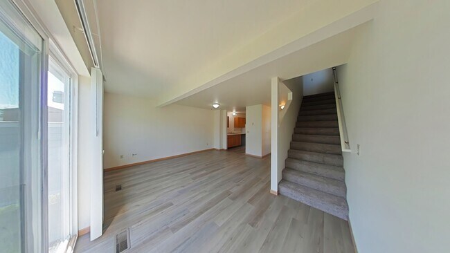 Building Photo - Townhouse-style End unit 3BD, 1.5 BA