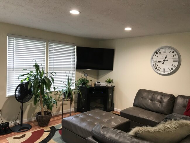 Living2 - 503 Cortland Dr E