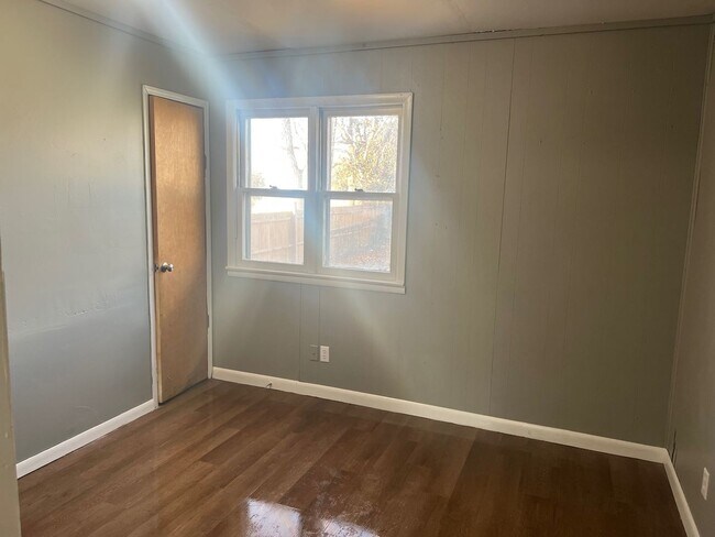 Building Photo - Updated 3 Bed/1 Bath Home!