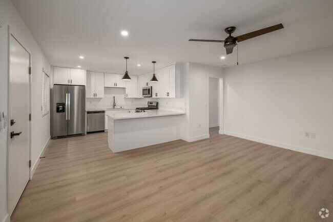 2 habitaciones, 1 baño - Sala de estar - 1230 E. 1st St.