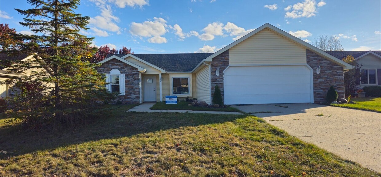 Primary Photo - 823 Laurel Hill Pl