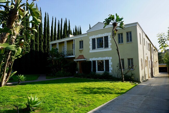 Foto del edificio - 5432 Russell Ave
