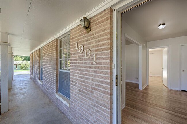 Foto del edificio - 1901 Ave Q