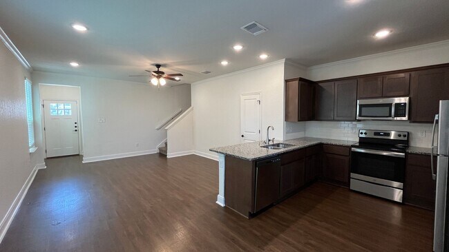 Foto del edificio - Lease This Gorgeous Townhome Today!