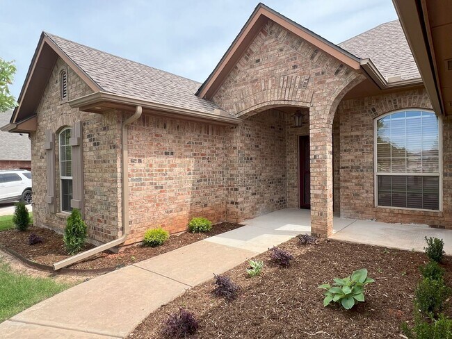 Building Photo - (3) Bed/(2) Bath + Study and Safe Room in ...