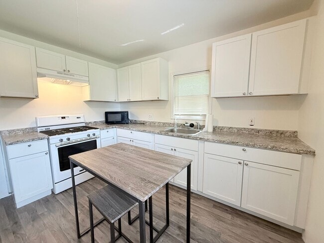 Building Photo - 4 Bedroom 2 Bath in Normal!