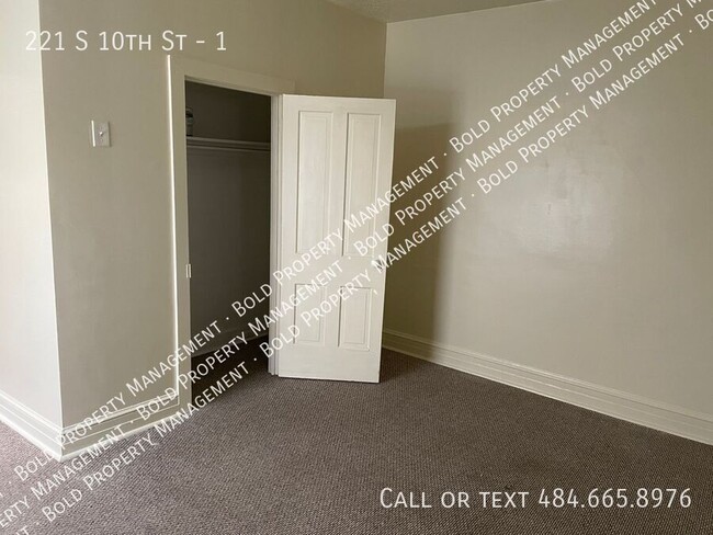 Building Photo - 221 S 10th St