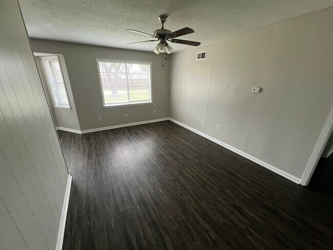 Building Photo - 1319 Mary Jane Ave