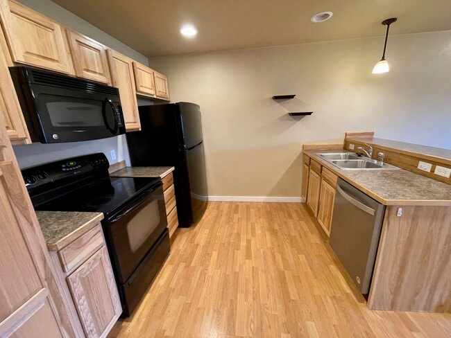 Building Photo - Lovely 3 Bed 2.5 home with 2 car garage