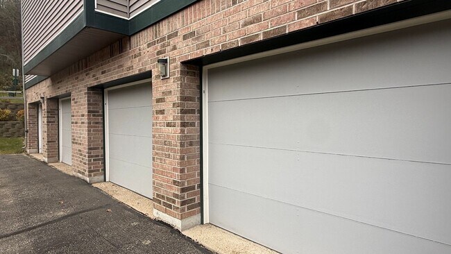 Opciones de garaje que incluyen garajes para uno o dos automóviles, adjuntos y separados. - The Terrace at Cedar Glen: Fully Equipped 1–2 BR | 1 Bath | Cross Plains, WI Apartments for Rent ...
