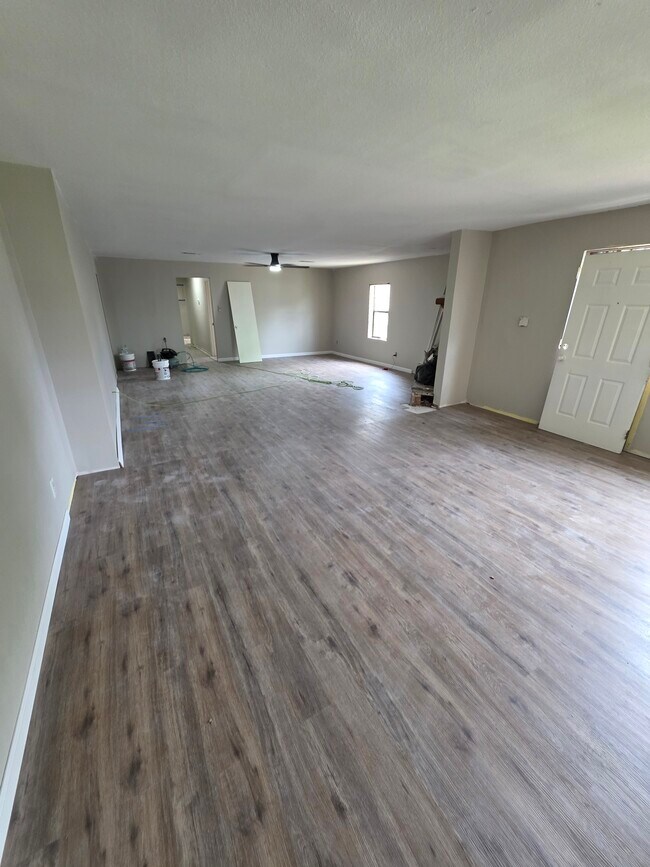 Sala de estar principal, pisos nuevos y chimenea en la esquina. - 4701 Cherry St