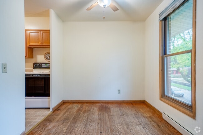 3BR, 1BA - 1,088SF - Dining Area - Middleton Lakeview Apartments