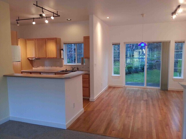dining - 9700 Ravenna Ave NE