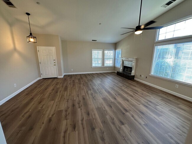Foto del edificio - Beautiful Single Story 4 Bedroom 2 Bath Br...