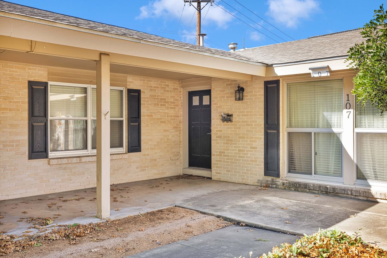 Primary Photo - Oakhurst Duplex