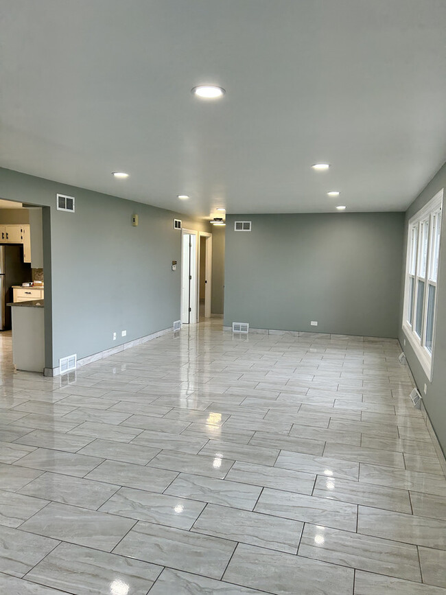 Building Photo - 5s262 n Eola Rd