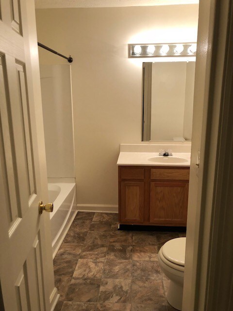 Building Photo - 935 E Colonial Manor Dr