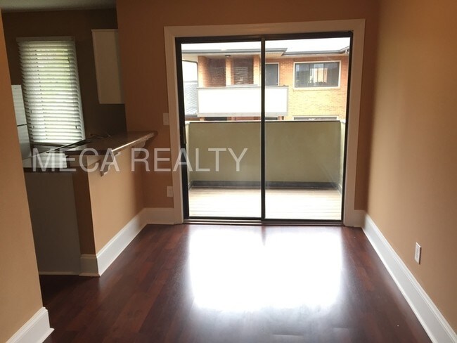 Foto del edificio - 2228 E 7th St