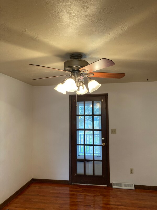 Foto del edificio - 301 E James St