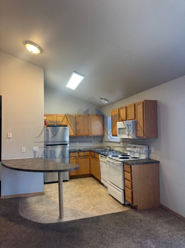 Building Photo - 4 Bedroom 2 Bathroom Condo.
