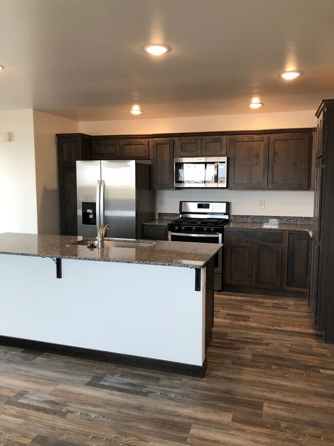 Foto del edificio - 3 Bedroom 2 1/2 Bathroom Townhouse- NEWLY BUILT-