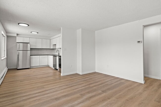 Building Photo - 2 Bed/1 Bath RENOVATED Apartment located i...