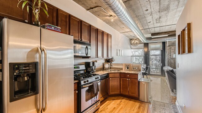 Building Photo - 1071 W 15th St
